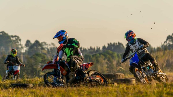 Quels sont les avantages d'un compresseur d'air portable pour les motos de cross?